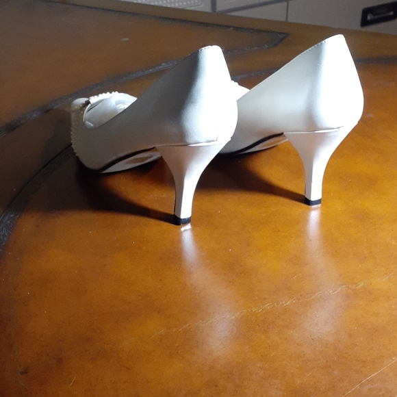 Pierre Dumas cream shoes with Pearl's sz 11 M - Picture 3 of 4